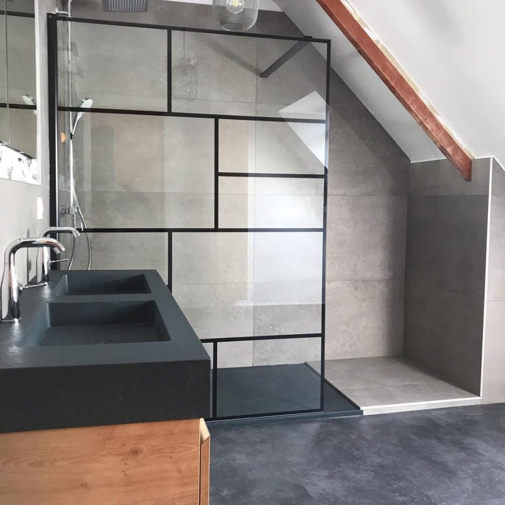 Salle de bain clé en main avec des matériaux résine de chez McBath et d'une paroi Jacuzzi