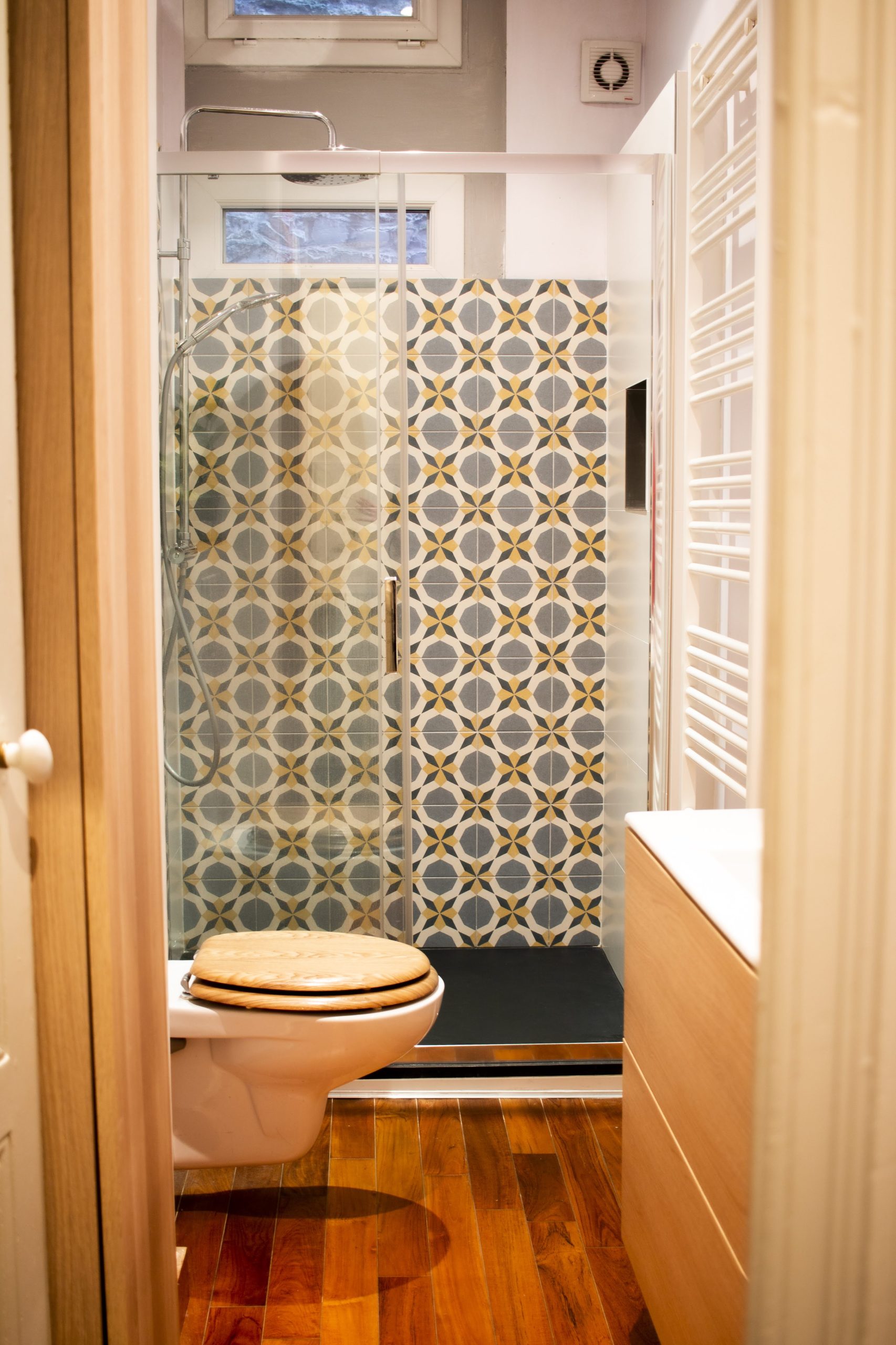 Réalisation d'une salle de bain sur plancher bois avec natte d'étanchéité, faïence Mosaic